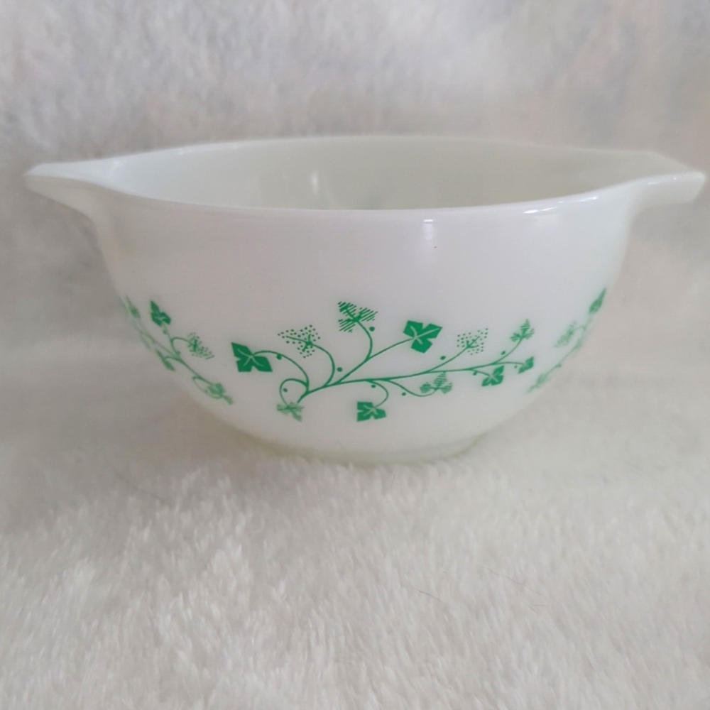 Green ivy Pyrex chip and dip bowls